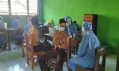 Pelajar MAN 1 Ngawi Disuntik Vaksin Covid-19 Tahap Pertama