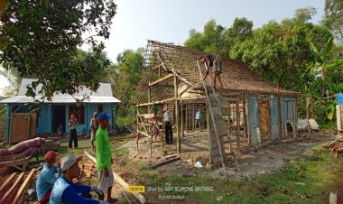 Pemdes Gelung Salurkan Dana Desa Untuk Bedah Rumah Tidak Layak Huni