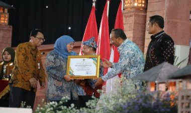 Bupati Ngawi Terima Penghargaan dari Gubernur Jatim sebagai Kabupaten Peduli Ketahanan Pangan 2023