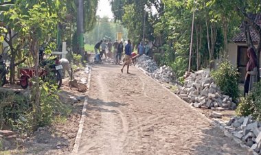 Pemdes Semen Kebut Pembangunan Jalan Melalui Pavingisasi