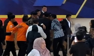 Menteri KKP Trenggono Jatuh Pingsan Saat Upacara Penghormatan Korban Pesawat ATR, Serangan Jantung?